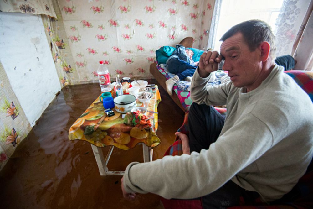 Кроме того, в Тарском районе в результате поднятия уровня воды в реке Шиш произошло подтопление двух домов в поселке Васис, в которых проживает восемь человек, в том числе два ребенка.