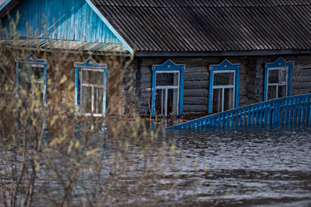 «Подтопленные дома расположены в низком месте рельефа», - отмечается в сообщении МЧС.