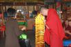 Прихожанка подарила Зоригто ламе золотой хадак, освященный самим Далай ламой.