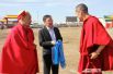 Генеральный консул представительства Монголии в Иркутской области почтил своим присутствием интронизацию и по будистской традиции подарил хадак - ритуальный синий шарф, как символ гармонии и согласия.