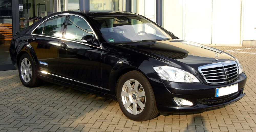 А среди автомобилей представительского класса лучшим оказался Mercedes-Benz S-class.