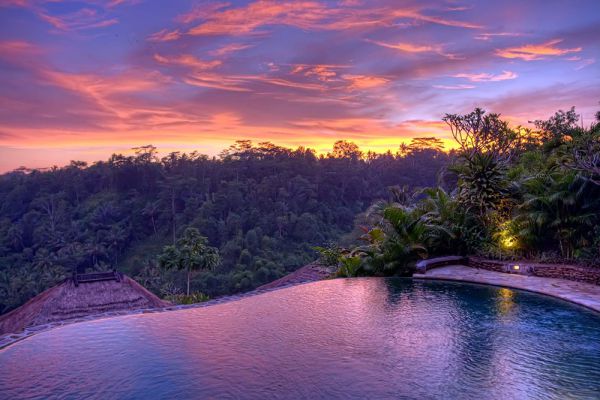 Седьмое место – Бали, Индонезия. Воды, омывающие белый песок пляжей Бали, идеально подходят для дайвинга, а густые джунгли, изобилующие обезьянами и укромными каменными храмами, влекут к себе исследователей.