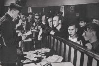 Добровольцы в одном из ярославских военкоматов. 1941 год.