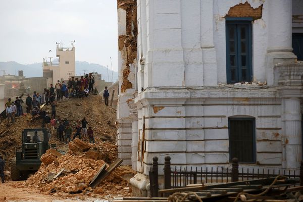 Землетрясение было настолько сильным, что подземные толчки ощущались в столице Индии Дели, а также в других городах граничащей с Непалом Индии. В домах раскачивались люстры и мебель. Жителей попросили покинуть дома и выйти на улицу.