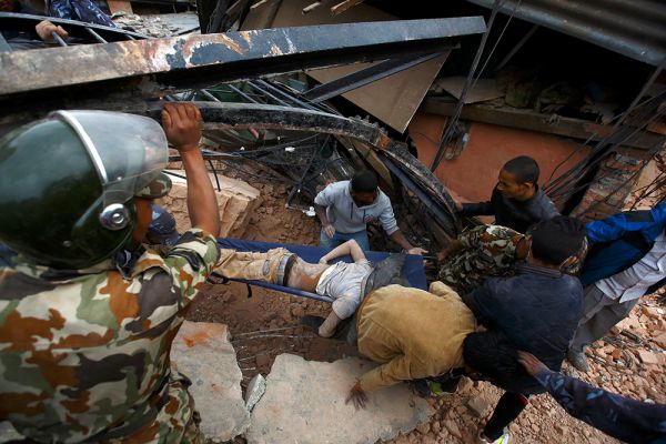 В результате мощного землетрясения в Непале погибли, по последним данным полиции, 565 человек. Землетрясение магнитудой 7,9, с эпицентром в 77 километрах от столицы страны Катманду стало самым мощным за последние 80 лет.