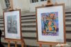 Во дворе Эрмитажа прошла выставка рисунков.