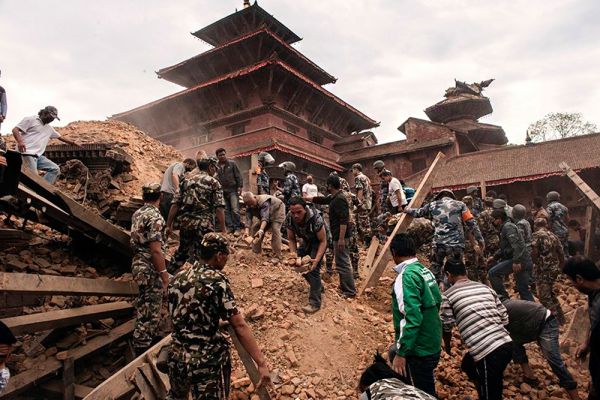 Разрушены такие исторические памятники, как девятиэтажная башня Дхарахара (башня Бхимсена) с винтовой лестницей - главная достопримечательность Катманду.