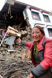 В Катманду царит опустошение. У переживших землетрясение подчас нет самого необходимого, как нет и пути домой.