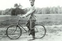 Император Николай II на велосипеде.