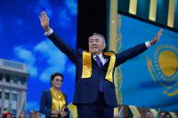 Нурсултан Назарбаев на праздничном концерте в Астане в честь его победы на президентских выборах.