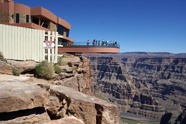 Поражающий своим величием и красотой Гранд-Каньон (Grand Canyon) в США, постоянно привлекает туристов и экстремалов со всего мира. Здесь расположен один из глубочайших каньонов в мире и разделяет его река Колорадо, которая за миллионы лет прорезала в горной породе глубокие ущелья. Для панорамного осмотра всей этой красоты была установлена уникальная смотровая площадка «Небесная тропа» (Skywalk).