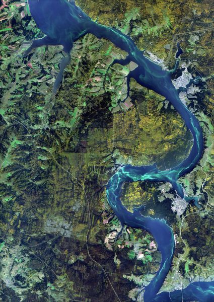 Снимок со спутника SPOT-6, дата 23.09.2014. Пространственное разрешение 1,85 м/пиксел, синтез в натуральных цветах. Камское водохранилище - полуостров Полазна и далее к северу.