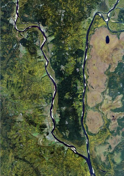 Снимок со спутника SPOT-6, дата 23.09.2014. Пространственное разрешение 1,85 м/пиксел, синтез в натуральных цветах. Место впадения Вишеры в Каму.