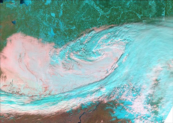 Снимок сенсором MODIS (cпутники Terra/Aqua), дата 15.03.2002. Пространственное разрешение 500 м/пиксел, синтез в псевдонатуральных цветах. Типичная картина облачности над территорией Пермского края.