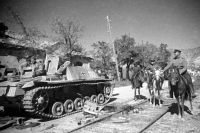 Советские офицеры рассматривают танки, брошенные немецкими захватчиками при отступлении из Новороссийска.