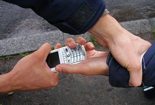 Омич догнал воришку и отобрал у него телефон.