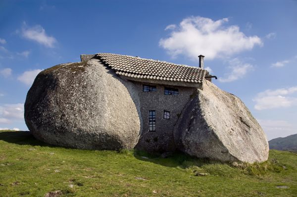 «Дом тролля» («Каменный дом») в Португалии. Туристы считают, что он вытесан из валунов, на самом деле — просто виртуозно вписан между гигантскими камнями. Считается самым экологичным в мире домом — электроэнергией обеспечивает ветряк, отопление каминное, в отделке только натуральный камень и балки из дуба и сосны.