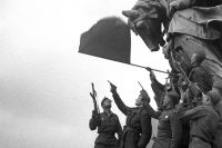 Советские солдаты на крыше Рейхстага. Май 1945 г.