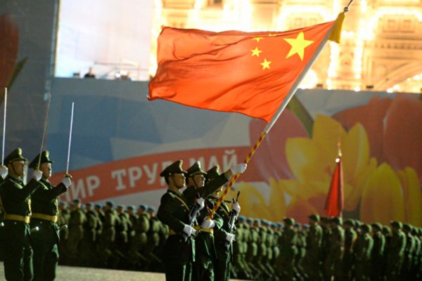 Российские военные во время репетиции парада Победы на Красной площади в Москве.