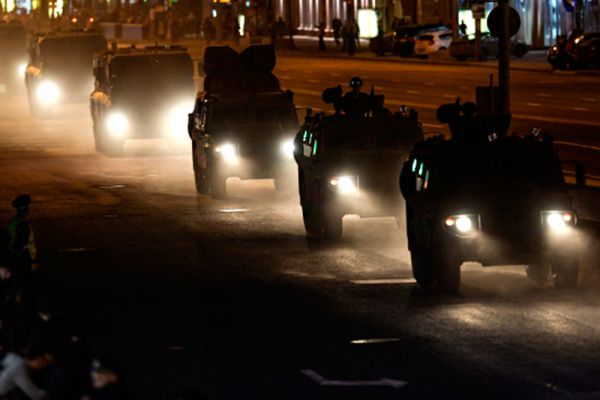 Колонна военной техники во время репетиции парада Победы.