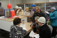 Жители Александровска, пришедшие в "Народную приемную", подтверждали свои обращения отписками чиновников и квитанциями на оплату коммунальных услуг.