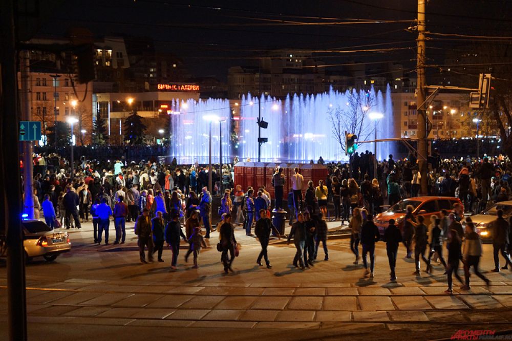 Фонтан «Река» состоит из четырех «островов», последовательно расположенных групп из 119 форсунок.