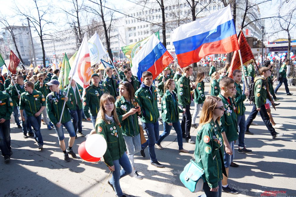 На улицы города вышли представители промышленных предприятий и организаций бюджетной сферы, коммерческих и финансовых структур, некоммерческих и общественных организаций.
