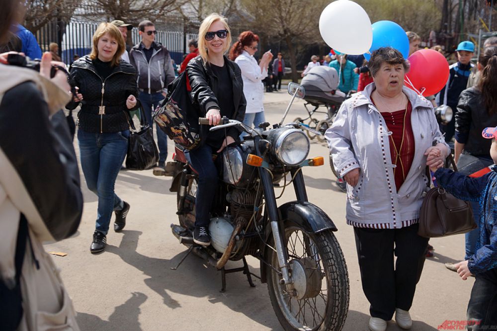 Несколько экспонатов выставки - старые мотоциклы.