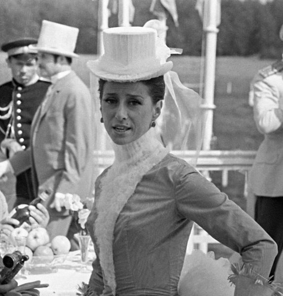  В советской киноверсии «Анны Карениной» Плисецкая сыграла княгиню Тверскую.