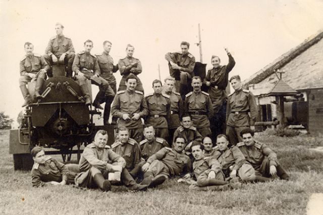 Солдаты-победители (А. Ухов в первом ряду второй справа).