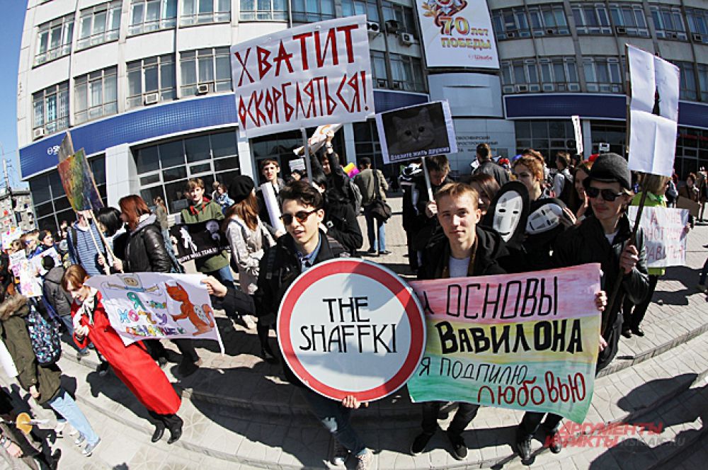 Как обычно лозунги на плакатах затрагивали самые актуальные темы общественной жизни Новосибирска и всей страны..