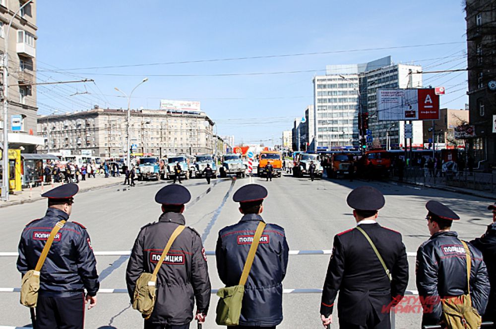 А припаркованные посреди Красного проспекта грузовики укрепляли «оборону».