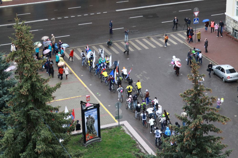 После митинга по центру Брянска проехались велосипедисты.