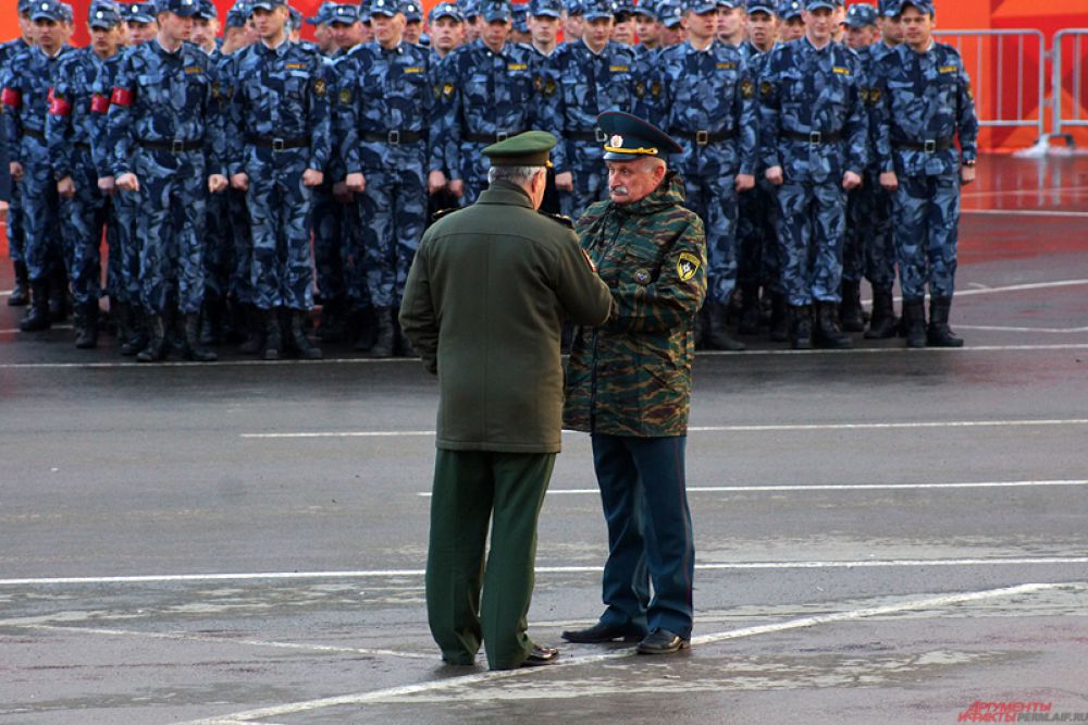 Спустя час на площадь вышли военные.
