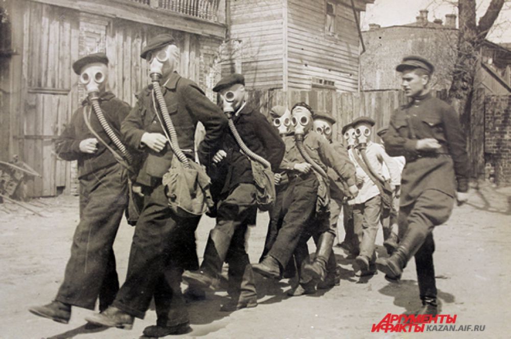 Старшеклассники мужской школы №34 на занятии кружка отправляются в поход в противогазах
