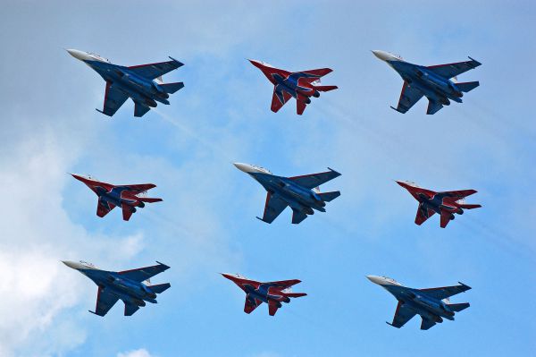 С 2003 года «Стрижи» начинают сотрудничество с пилотажной группой «Русские Витязи». Хотя совместные тренировки группы проводили еще в конце 1990-х. Первый публичный показ «Стрижей» и «Русских витязей» состоялся 15 марта 2003 года на праздновании 65-летия полка. В этом же году летчики выступили на авиасалоне МАКС-2003 в Жуковском.