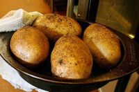 Картошку в Омске можно купить по 20 рублей за килограмм..
