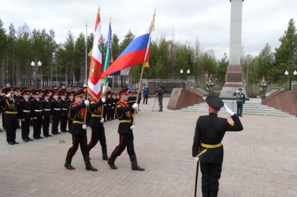 Вносят флаги России, Югры и школы.