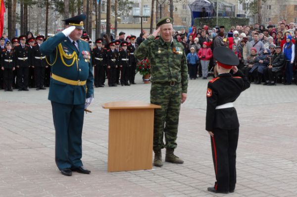 Удостоверения вручает военком Югры Юрий Буров.