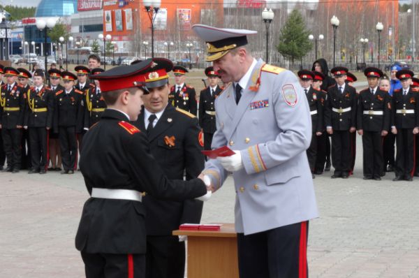 Удостоверения кадетам вручает начальник УМВД Югры Василий Романица.