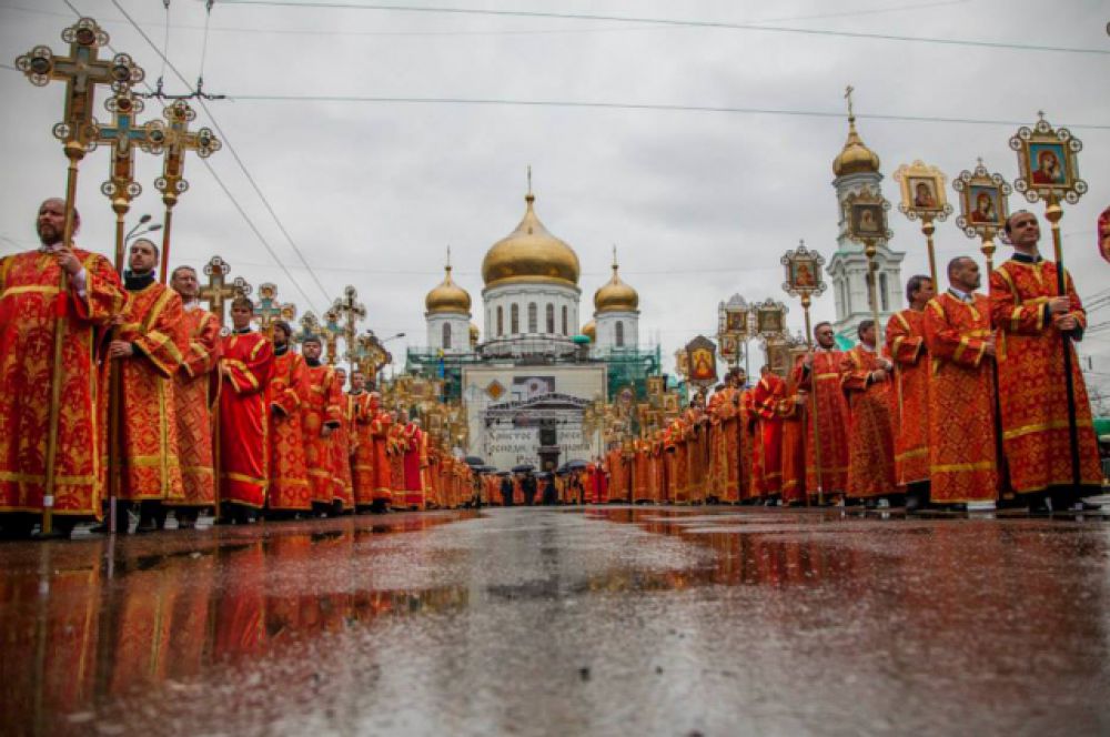 В специальном вагоне из Москвы в Ростов-на-Дону прибыл точный список православной святыни. Крестным ходом клирики и миряне прошли на Соборную площадь, где был совершен первый молебен перед иконой.