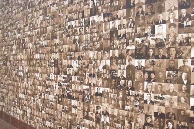 Стена памяти видео. Стена Великой Отечественной войны. Панно из фотографий участников войны. Стена памяти героям ВОВ. Стена героев.