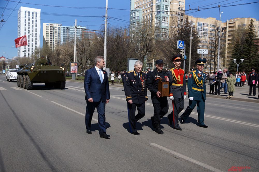 На Площади ветеранов состоялась торжественная церемония, в рамках которой руководители края и города, представители органов местного самоуправления Прикамья, ветераны, кадеты и все присутствовавшие почтили память героев и жертв войны минутой молчания.