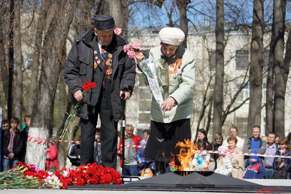Кроме того, «эстафетный» Вечный огонь был зажжен у памятника «Тыл - фронту» на площади у ДК имени С.М.Кирова.