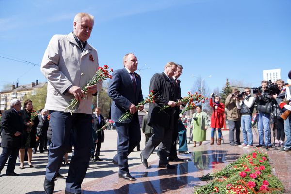 К мемориалу Уральскому добровольческому танковому корпусу были возложены цветы.