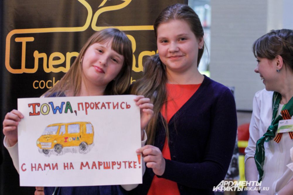 Иркутские девчонки пришли не с пустыми руками. Кто-то нарисовал портрет кати, а кто-то вот такую маршрутку, о которой Катя поет в одной из своих песен.