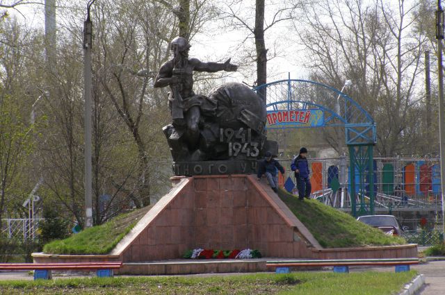 Памятник рубцовчанам из пехотного училища появился в 1996 году.