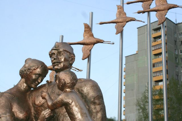 Скульптура изображает воссоединившуюся после войны семью.
