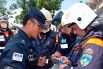 В течение дня еще три мобильных группы на специальных аварийно-спасательных автомобилях будут осуществлять поиски в северных и восточных пригородах Катманду, пострадавших от землетрясения.