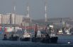 Корабли Тихоокеанского флота во время репетиции Парада Победы в бухте Золотой Рог во Владивостоке.